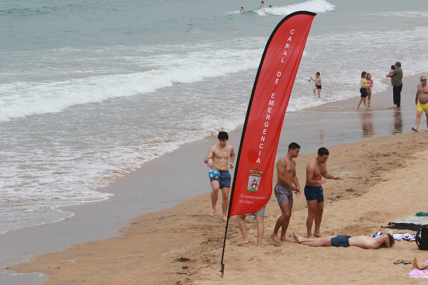 Chapuzones y paseos para superar la jornada de calor en Asturias