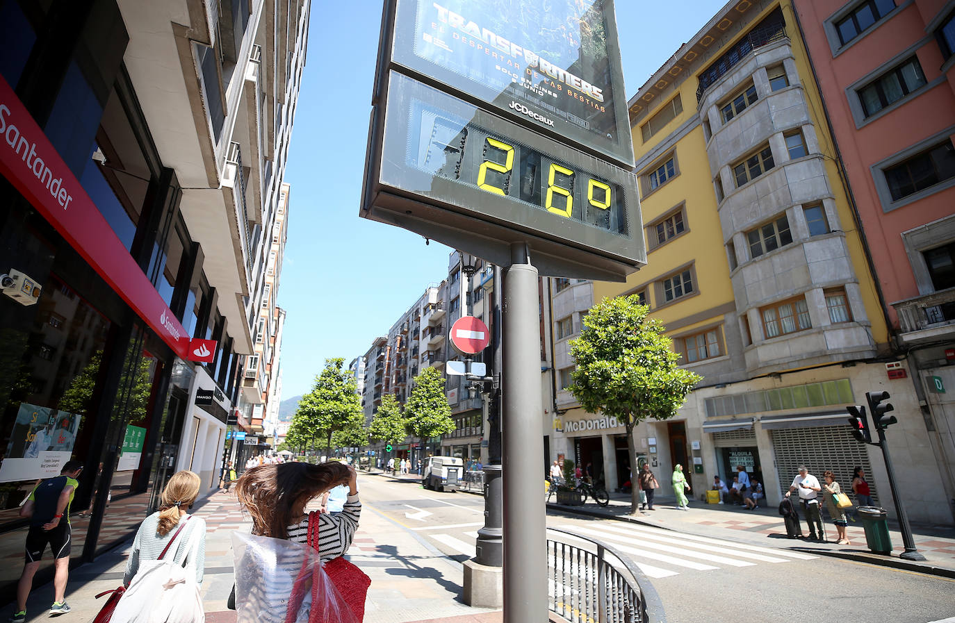 Chapuzones y paseos para superar la jornada de calor en Asturias