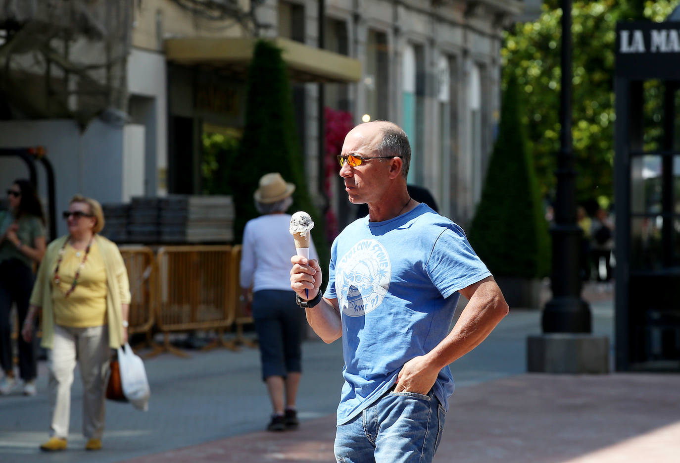 Chapuzones y paseos para superar la jornada de calor en Asturias