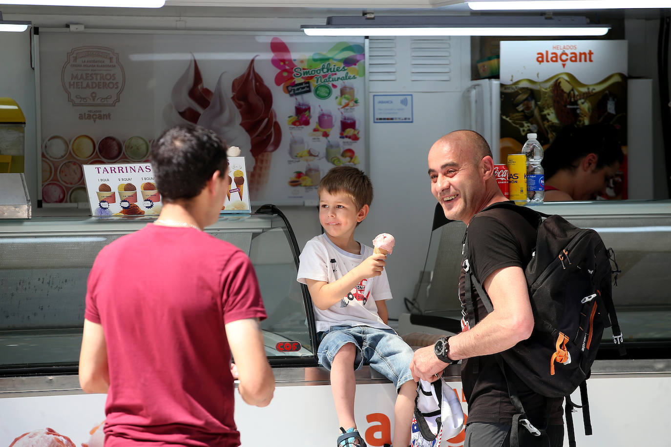 Chapuzones y paseos para superar la jornada de calor en Asturias