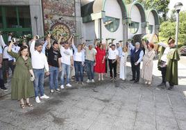 Alcaldes asturianos escancian un culín junto a la directora general de Agroalimentación, Begoña López; el preisdente de la DOP, Víctor Ramos, y el presidente de la Fundación de la Sidra y regidor naveto, Juan Cañal Canteli, por el Día Internacional de la Sidra