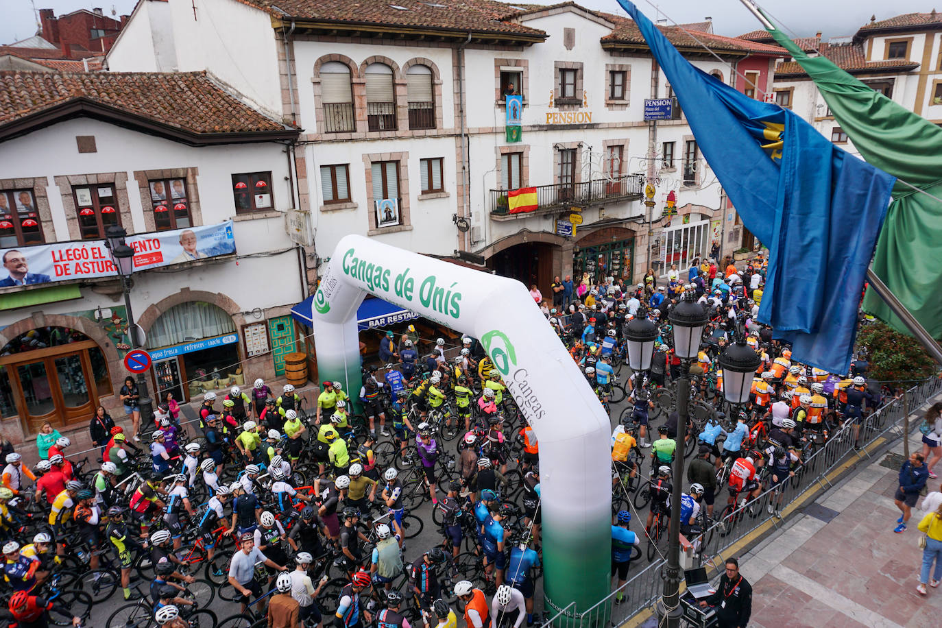 Multitudinaria cicloturista a los Lagos