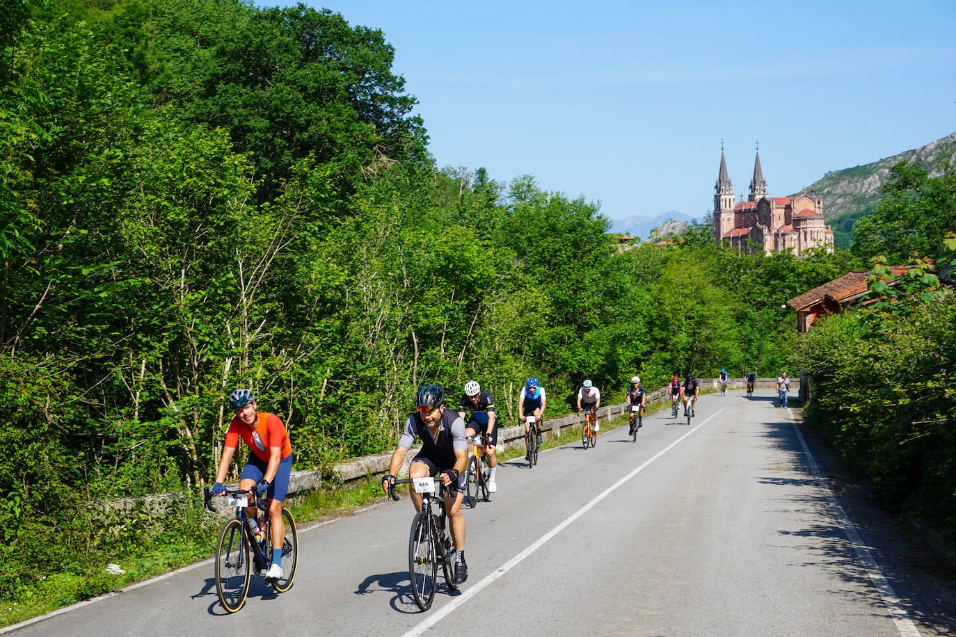 Multitudinaria cicloturista a los Lagos