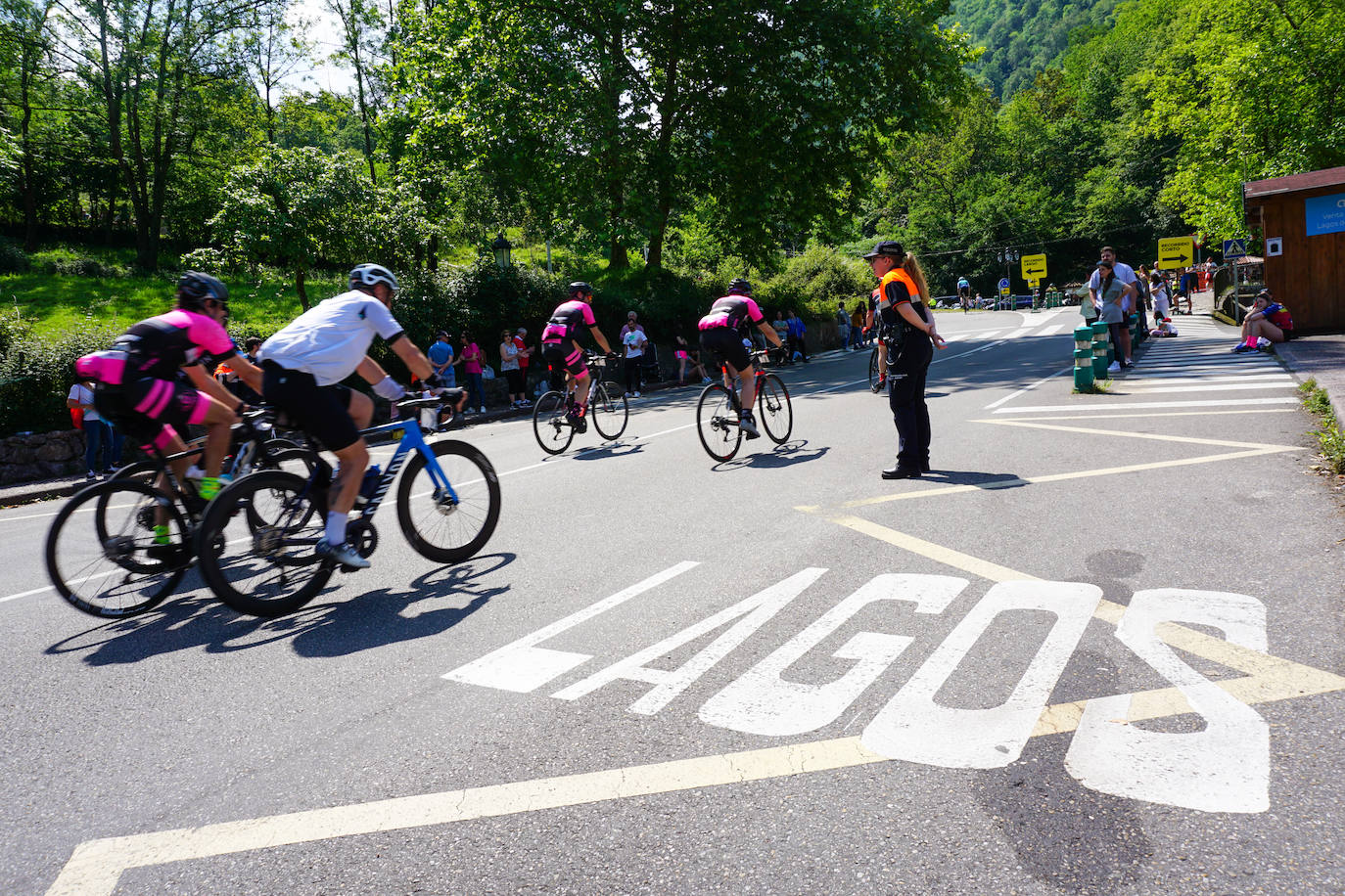 Multitudinaria cicloturista a los Lagos