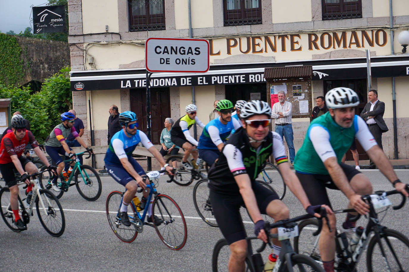 Multitudinaria cicloturista a los Lagos