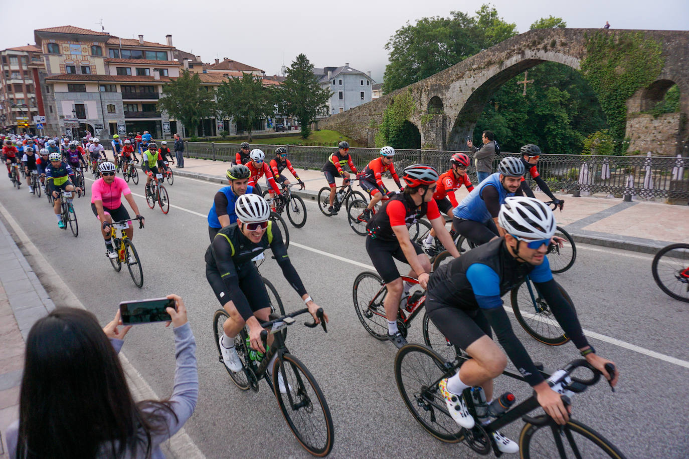 Multitudinaria cicloturista a los Lagos