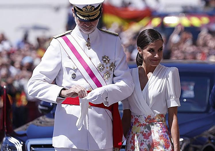 Imagen principal - Falda estampada y con toque andaluz: el &#039;look&#039; de la la Reina en el Día de las Fuerzas Armadas
