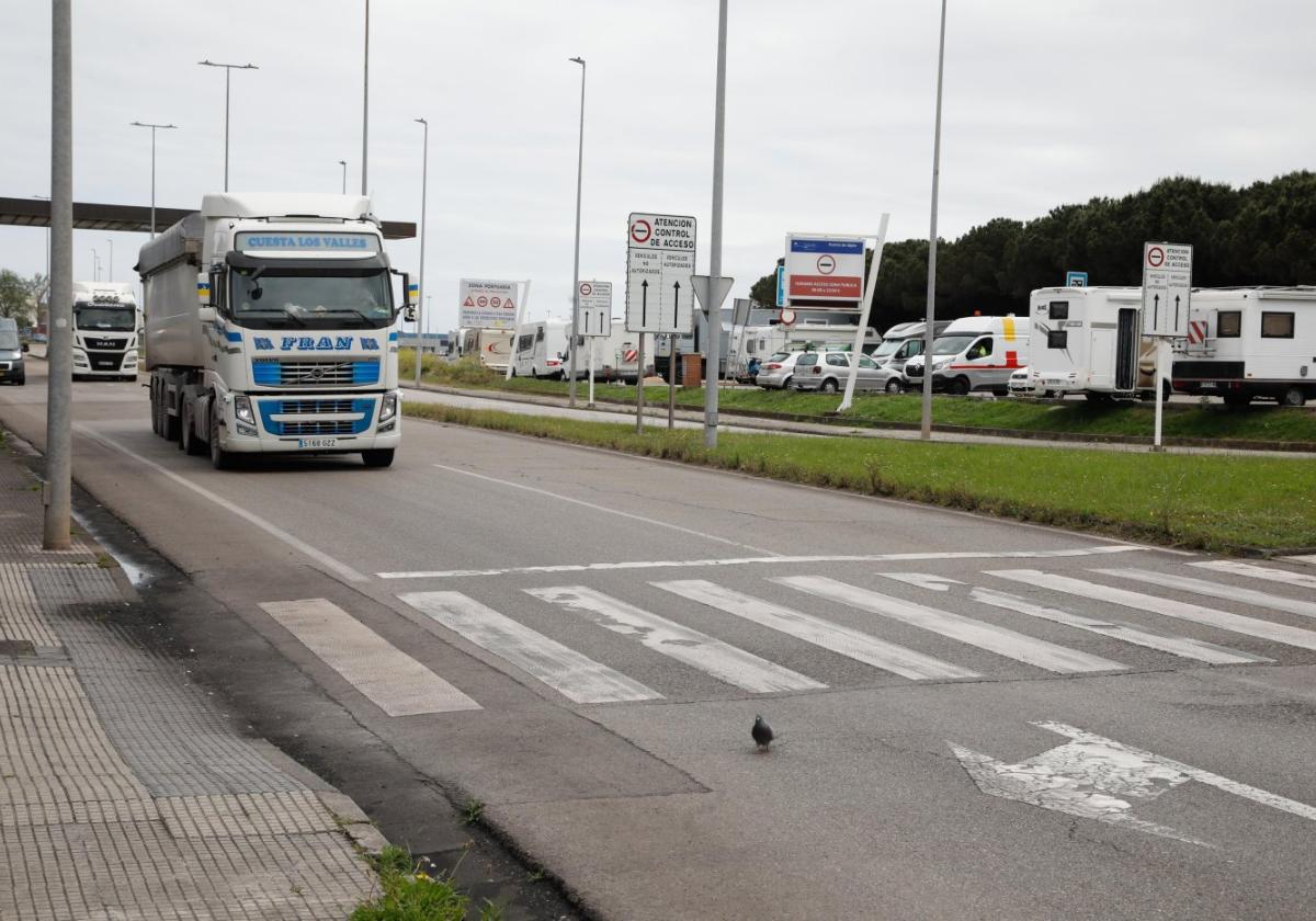 Circulación de tráfico pesado en las proximidades de la entrada al puerto de El Musel, donde comenzará el túnel del nuevo vial de Jove.