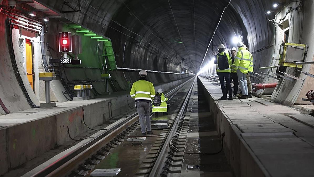 Doscientas personas 24 horas al día para abrir la variante