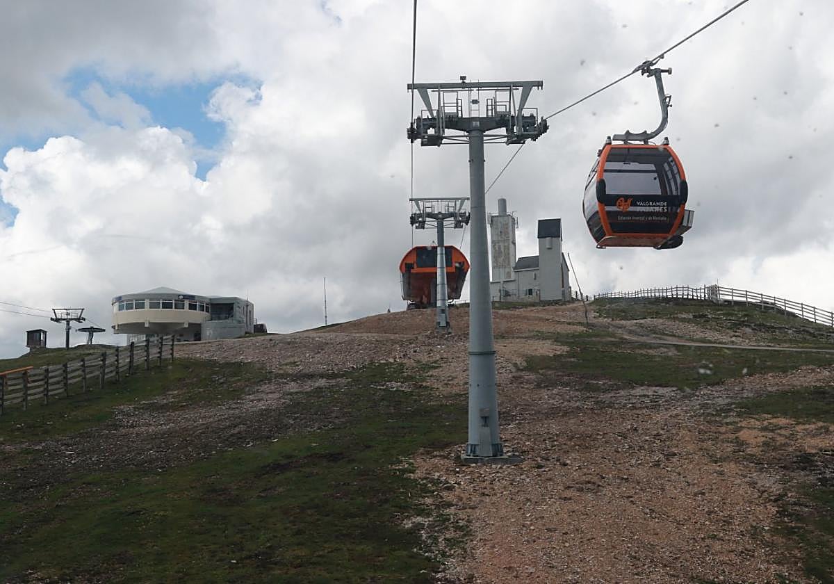 La telecabina, a pleno rendimiento ayer en el inicio de la campaña de verano.