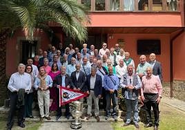 Integrantes de la asociación de veteranos, con el presidente del Grupo, Antonio Corripio, y la recién conseguida Copa Stadium.