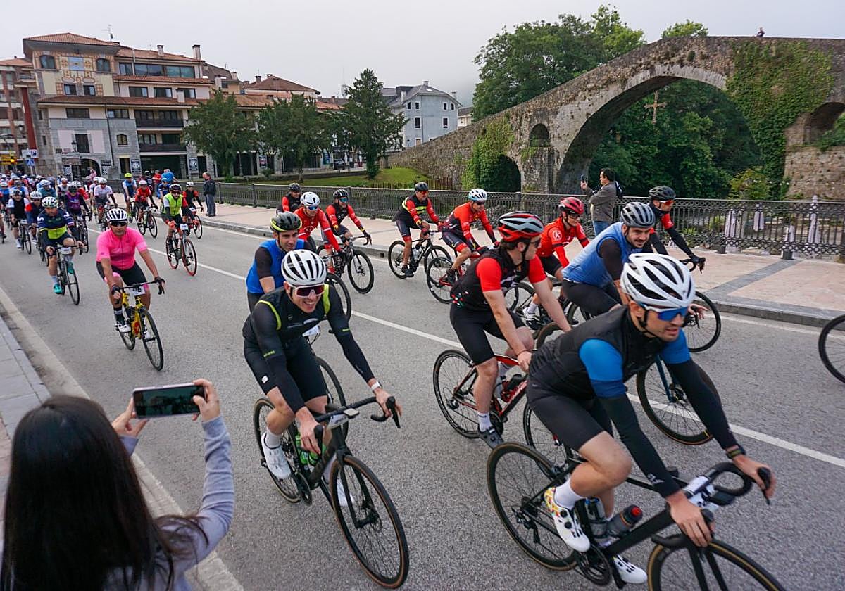 La serpiente multicolor a su paso por el Puente Romano de Cangas de Onís.