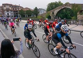 La serpiente multicolor a su paso por el Puente Romano de Cangas de Onís.