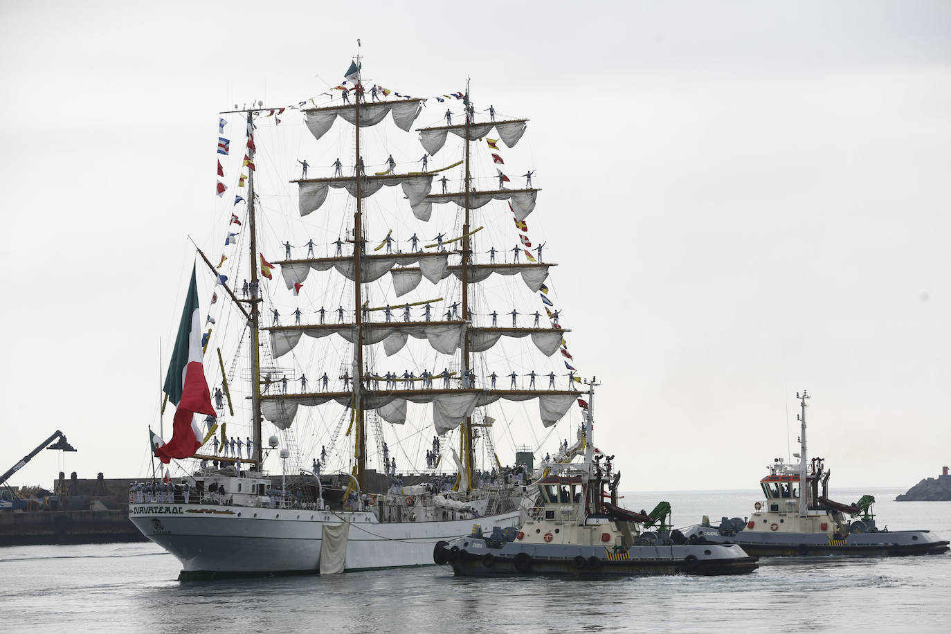 El buque escuela &#039;Cuauhtémoc&#039; parte de nuevo y se despide de Gijón