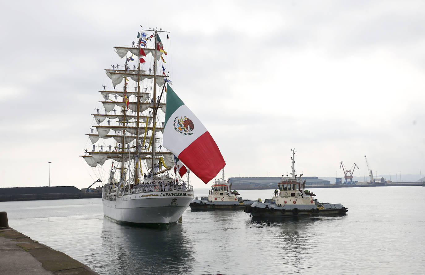 El buque escuela &#039;Cuauhtémoc&#039; parte de nuevo y se despide de Gijón