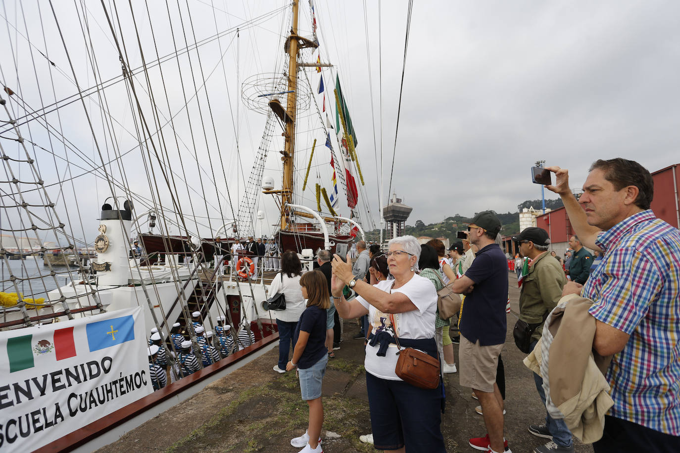 El buque escuela &#039;Cuauhtémoc&#039; parte de nuevo y se despide de Gijón