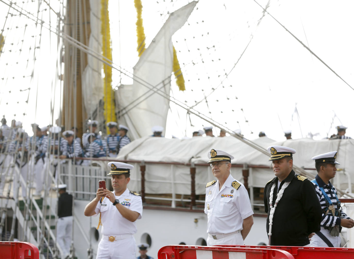 El buque escuela &#039;Cuauhtémoc&#039; parte de nuevo y se despide de Gijón