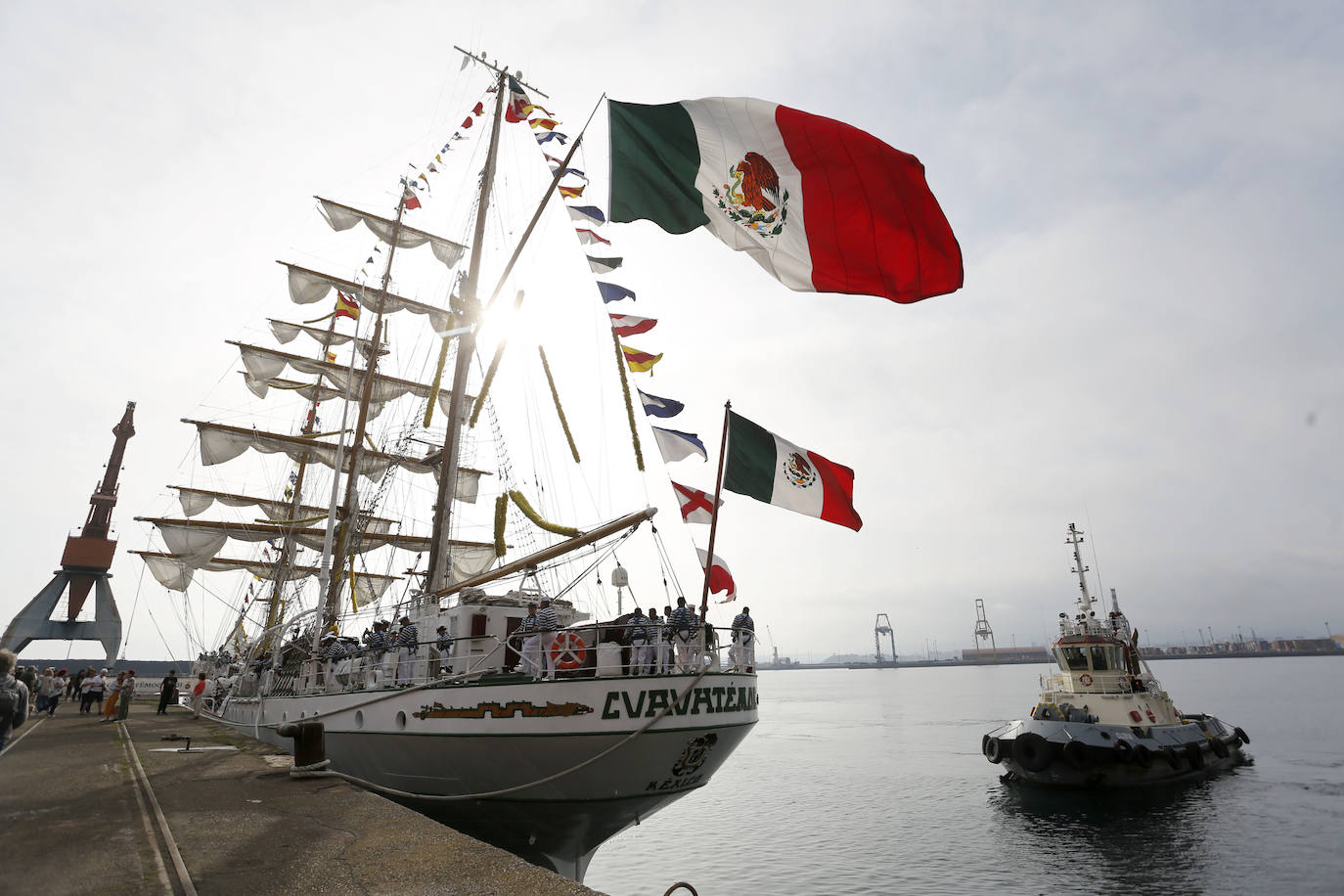 El buque escuela &#039;Cuauhtémoc&#039; parte de nuevo y se despide de Gijón