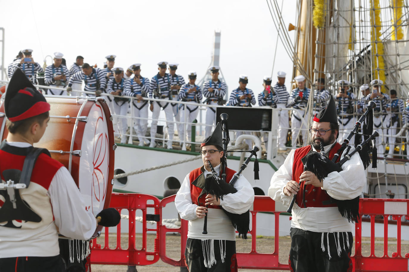 El buque escuela &#039;Cuauhtémoc&#039; parte de nuevo y se despide de Gijón