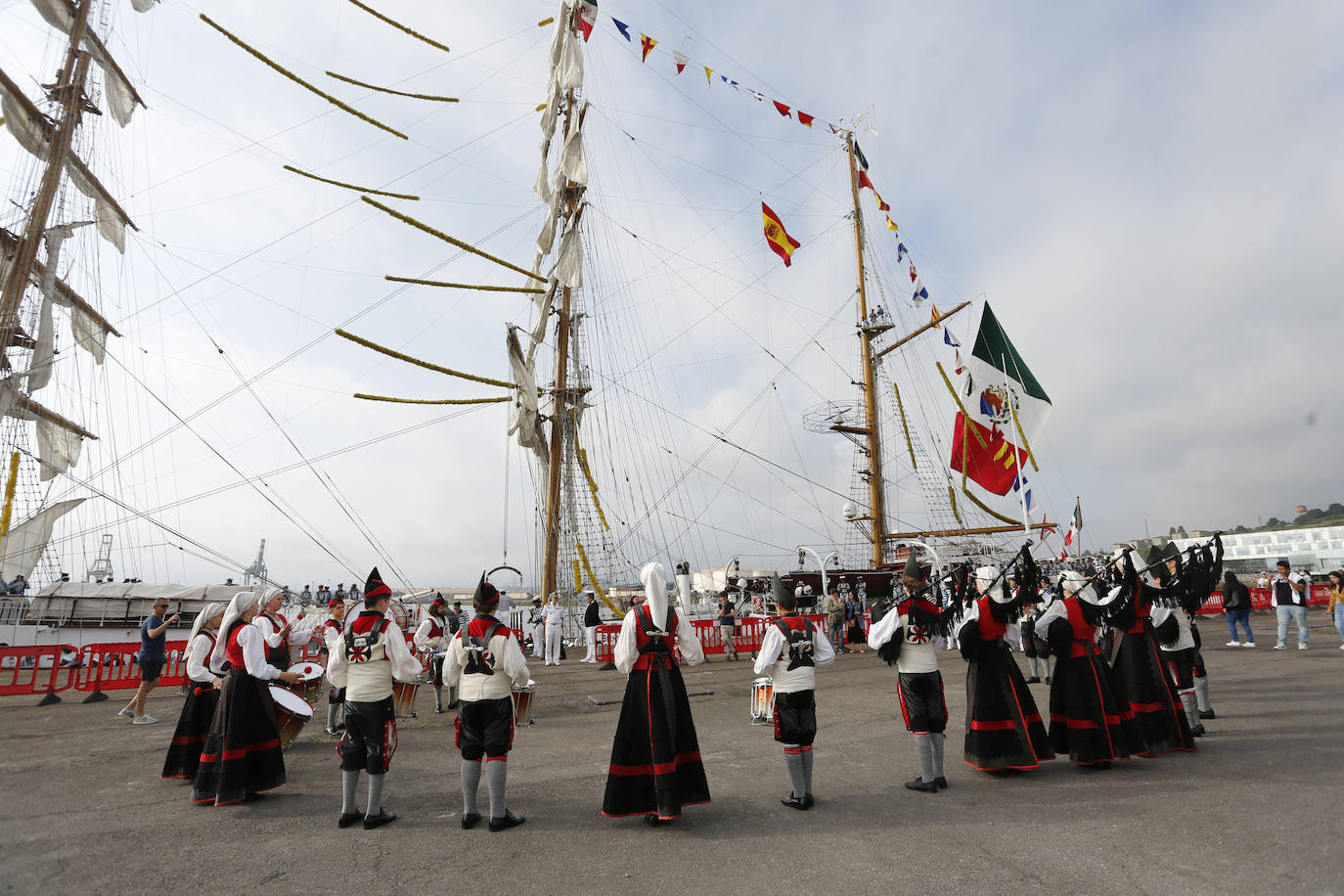 El buque escuela &#039;Cuauhtémoc&#039; parte de nuevo y se despide de Gijón