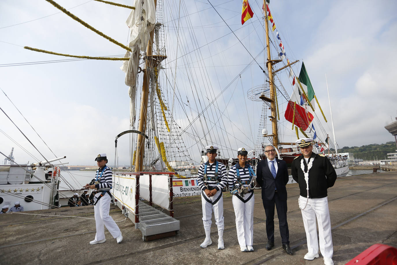 El buque escuela &#039;Cuauhtémoc&#039; parte de nuevo y se despide de Gijón