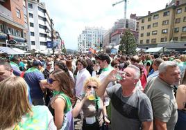 Los asistentes disfrutando de la cita en la calle Gascona.