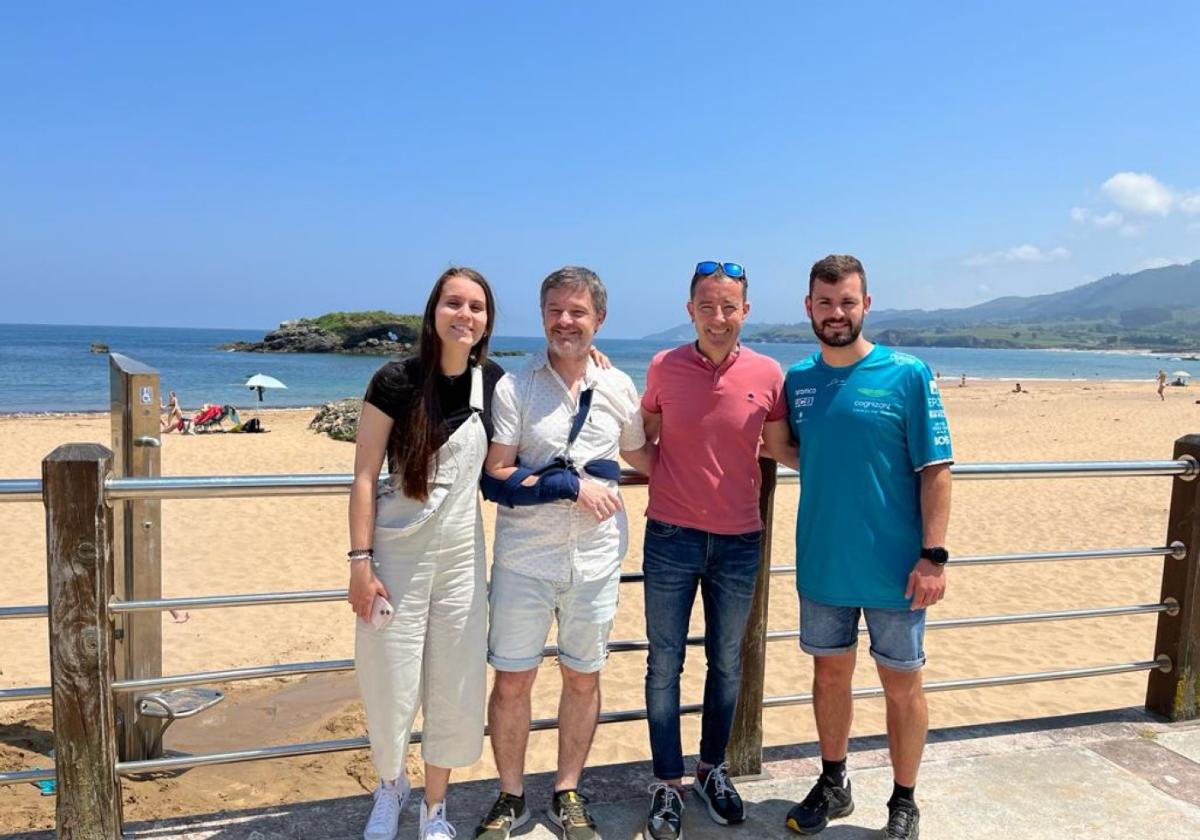 Joana Varela, Fernando Sierra, Ramón Peralta e Isaac Roces, ayer en la playa de la Isla en Colunga.