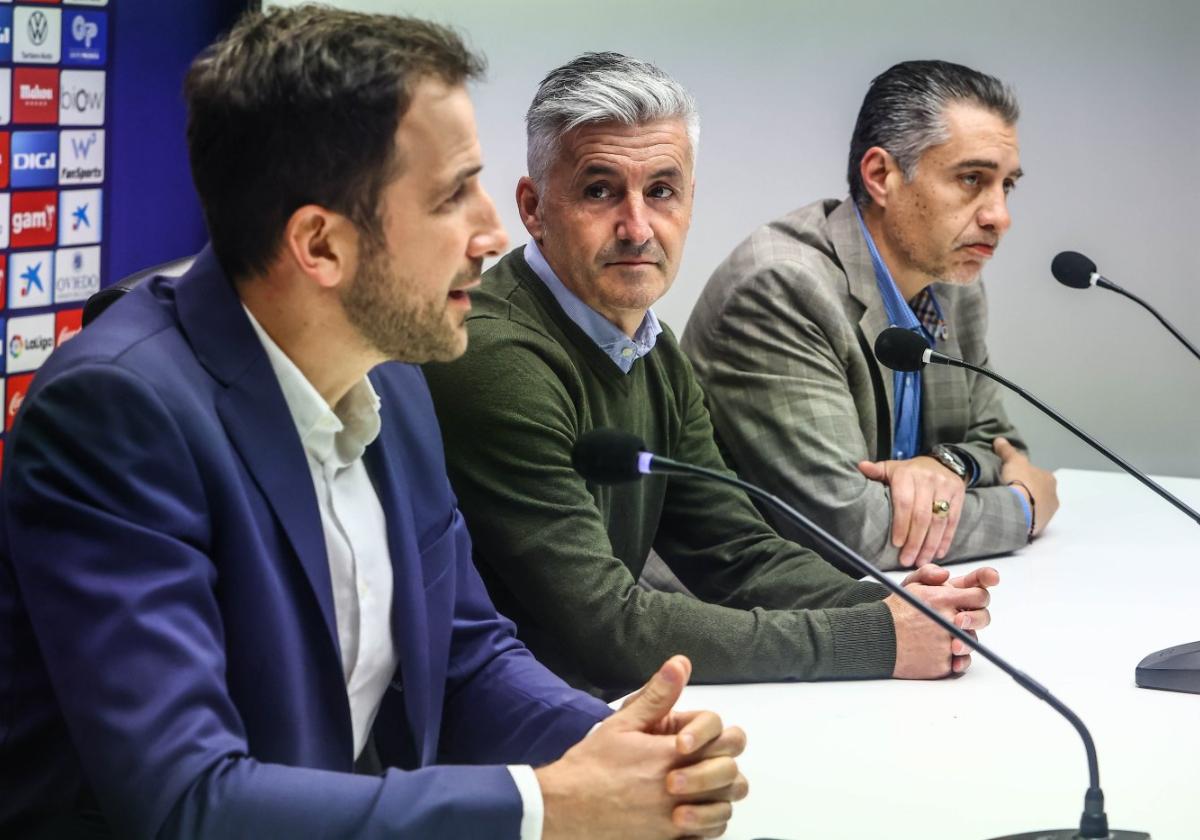 El director deportivo, Roberto Suárez, entre el director general, Agustín Lleida, y el presidente de la entidad, Martín Peláez.