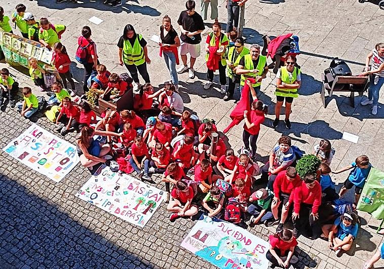 Cuatrocientos escolares participaron en el Día Mundial del Medio Ambiente desde la plaza Conde Toreno.