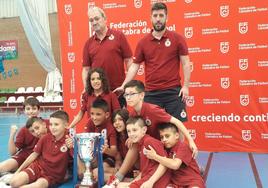 El equipo benjamín de fútbol sala del Gijón Industrial, con la copa de campeones del sector, conquistado el pasado domingo en Cantabria