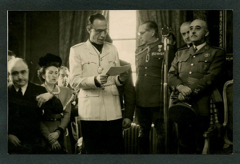 El alcade Mario de la Torre García-Rendueles, en la Casa Consistorial, durante la visita de Francisco Franco a Gijón el 21 de mayo de 1946. En ese acto se concedió la Medalla de Oro al Trabajo a los hermanos Felgueroso. 