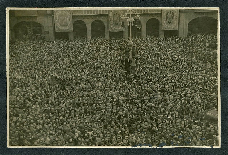 La plaza Mayor, abarrotada para escuchar el discurso de Francisco Franco durante su visita a Gijón el 7 de septiembre de 1942.