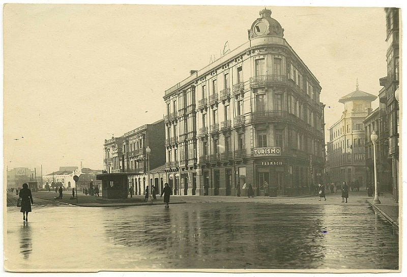 Vista de la plaza del Carmen y de la calle Álvarez Garaya, con la estación de Alsa al fondo, en 1950.