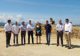 Giovanni Bruno, Ángel García, Emilio y David Pérez, Susana Madera, Juan A. Martínez, Daniel Saiz y Cosmen Arboleya, ayer en la parcela de Bobes donde se construirá el nuevo taller.