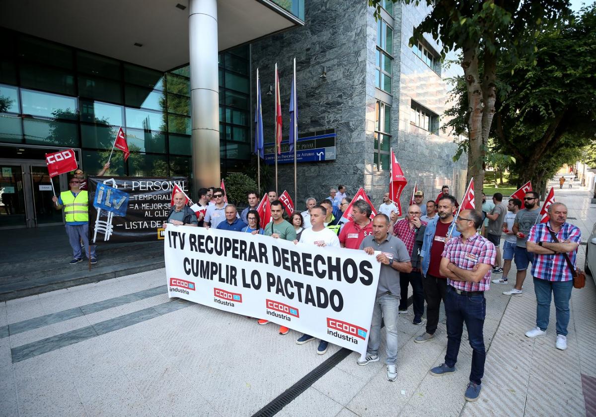 Concentración de la plantilla de ITVASA, ayer, en Oviedo.