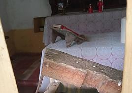 Desperfectos en la capilla del Cristo, en la localidad de Bárcena.