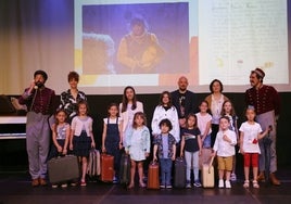 Los pequeños críticos premiados por Feten, durante la entrega de premios.