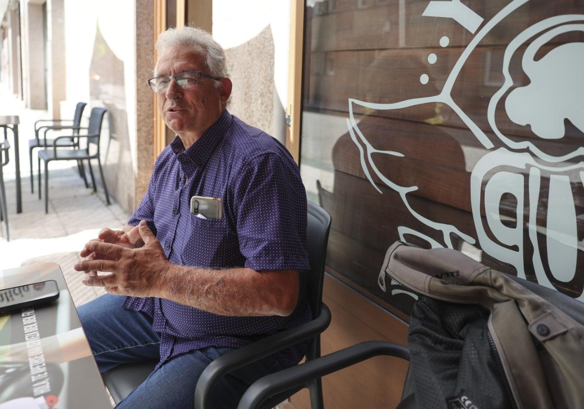 El futuro alcalde de Riosa, Roberto Álvarez, en una terraza hostelera de La Ará.