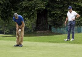 Un jugador de Oviedo emboca un 'putt' en el green.