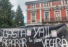 Pancarta desplegada por los manifestantes.