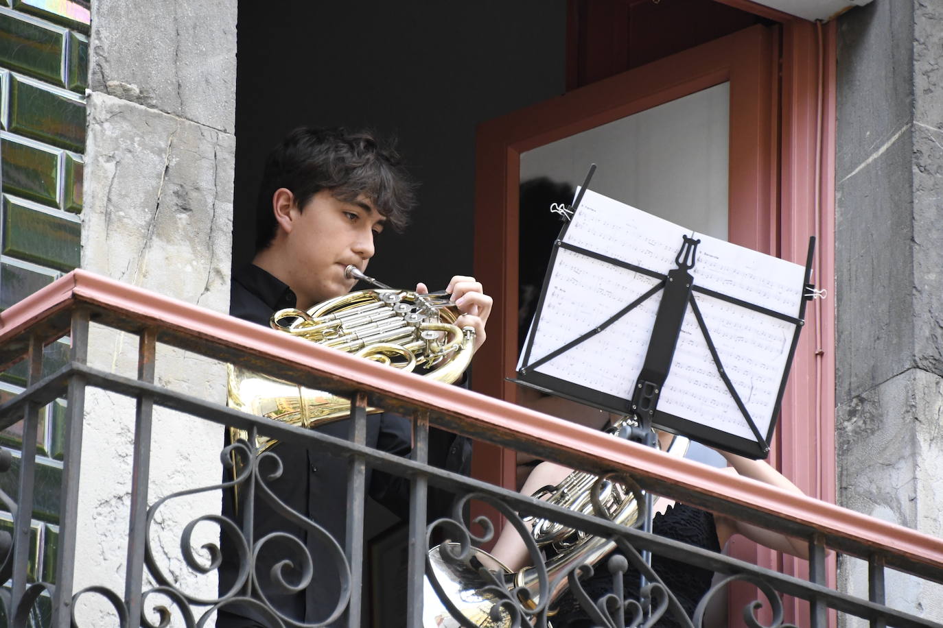 Una tormenta de cultura inunda las calles con la Noche Blanca