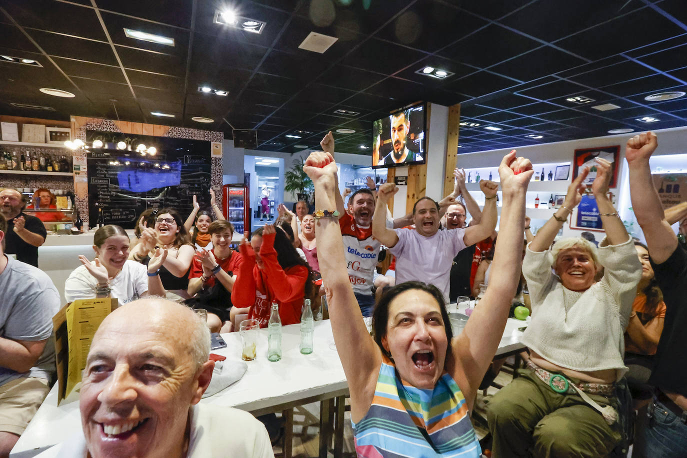 Gran ambiente en Gijón durante el partido del Telecable