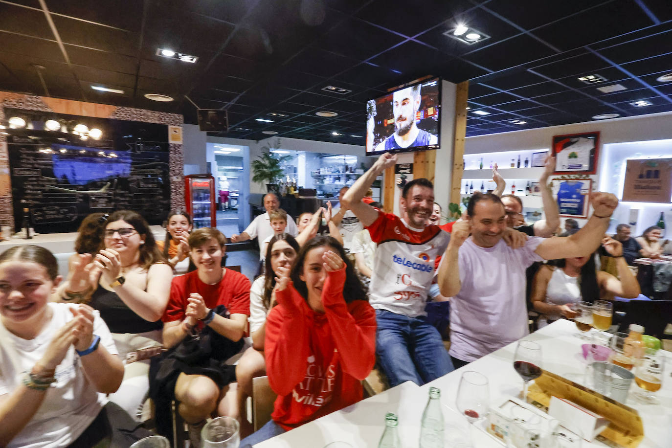 Gran ambiente en Gijón durante el partido del Telecable