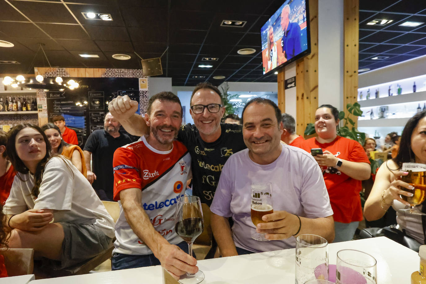 Gran ambiente en Gijón durante el partido del Telecable