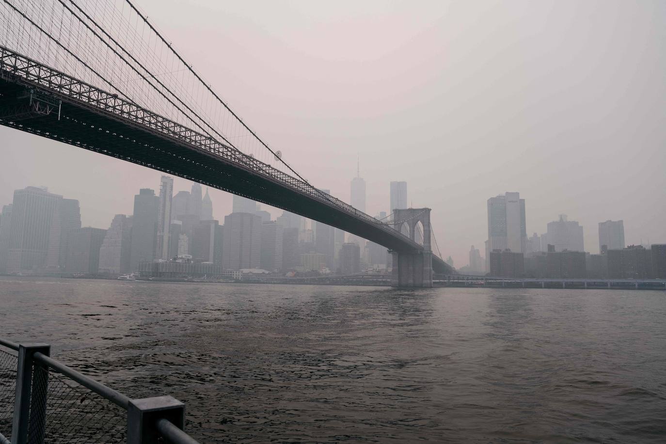 El cielo de Nueva York se tiñe de naranja