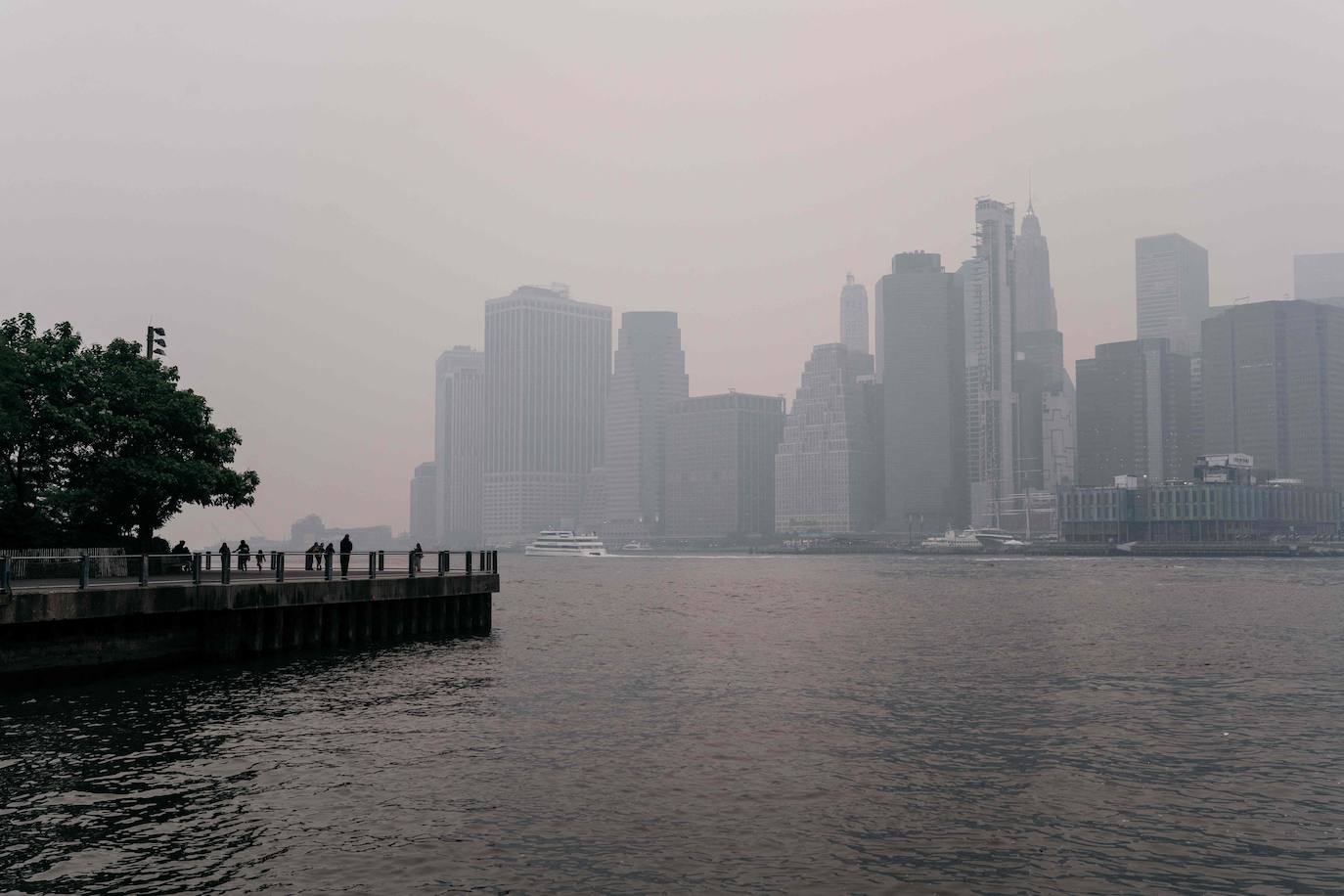 El cielo de Nueva York se tiñe de naranja