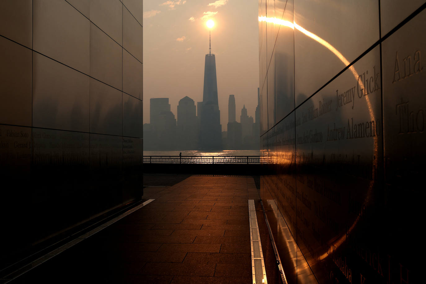 El cielo de Nueva York se tiñe de naranja