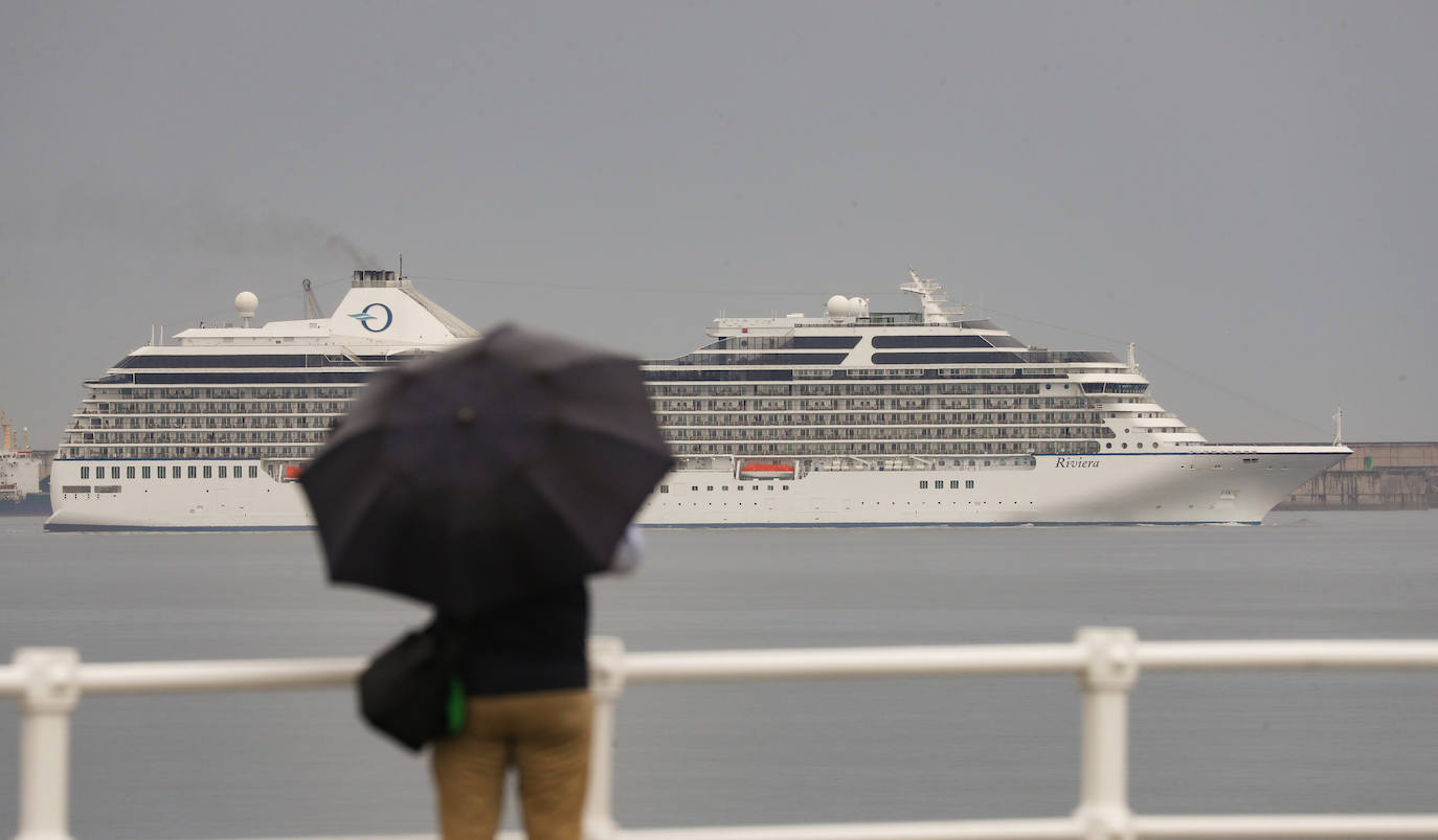 El crucero MS Rivera llena Gijón de turistas