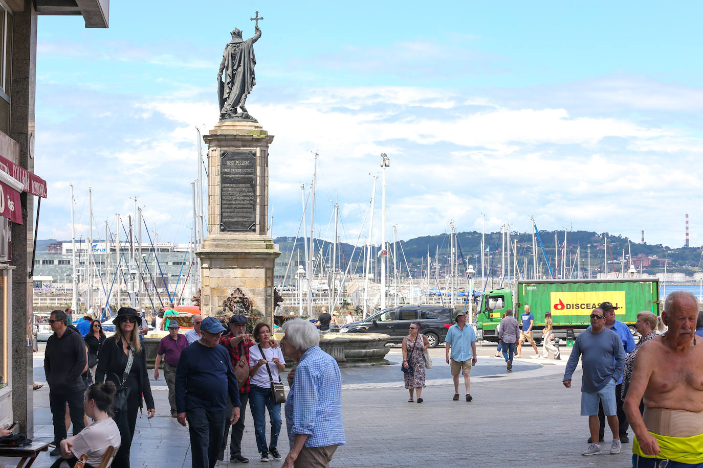 El crucero MS Rivera llena Gijón de turistas