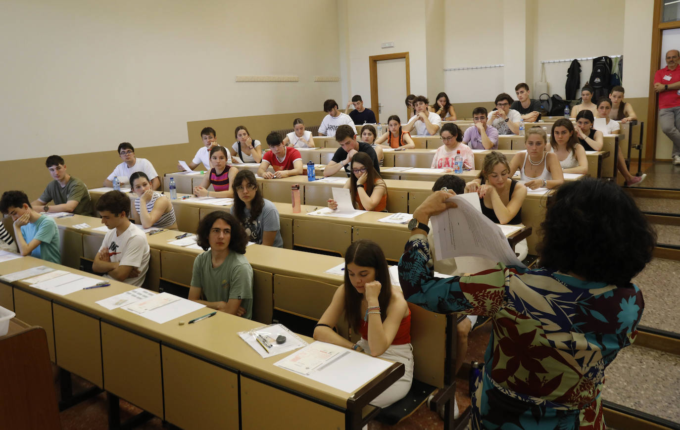 Alumnos asturianos en la primera jornada de exámenes de la EBAU.